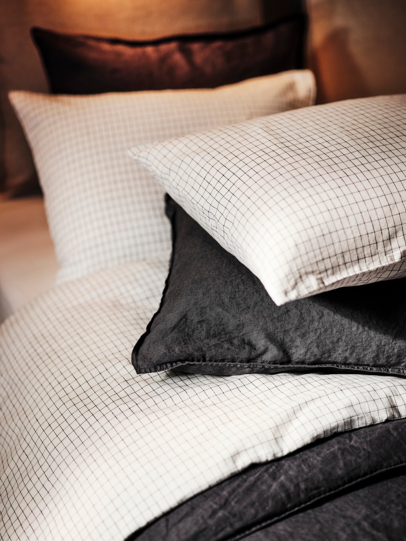 Linge de lit en coton blanc et gris foncé