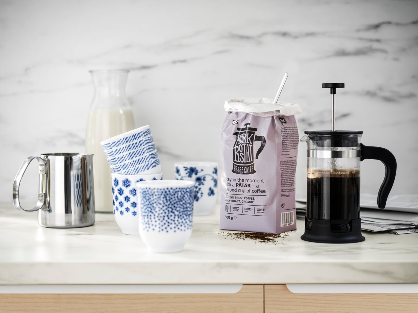 Una cafetera/tetera UPPHETTA de vidrio/acero inoxidable en la cocina.
