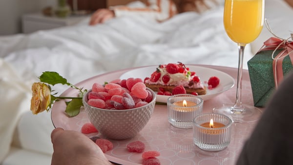 Una vela de té perfumada Bonfire BEHJÄRTAD en el dormitorio
