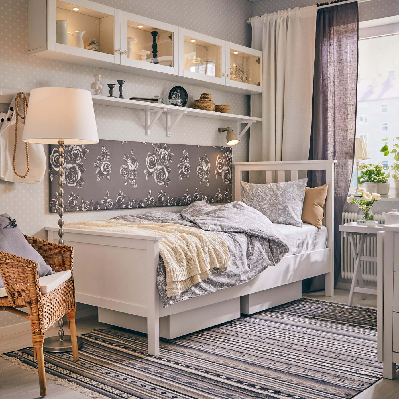 A beige/white VÅRBRÄCKA duvet cover and pillowcase in the bedroom