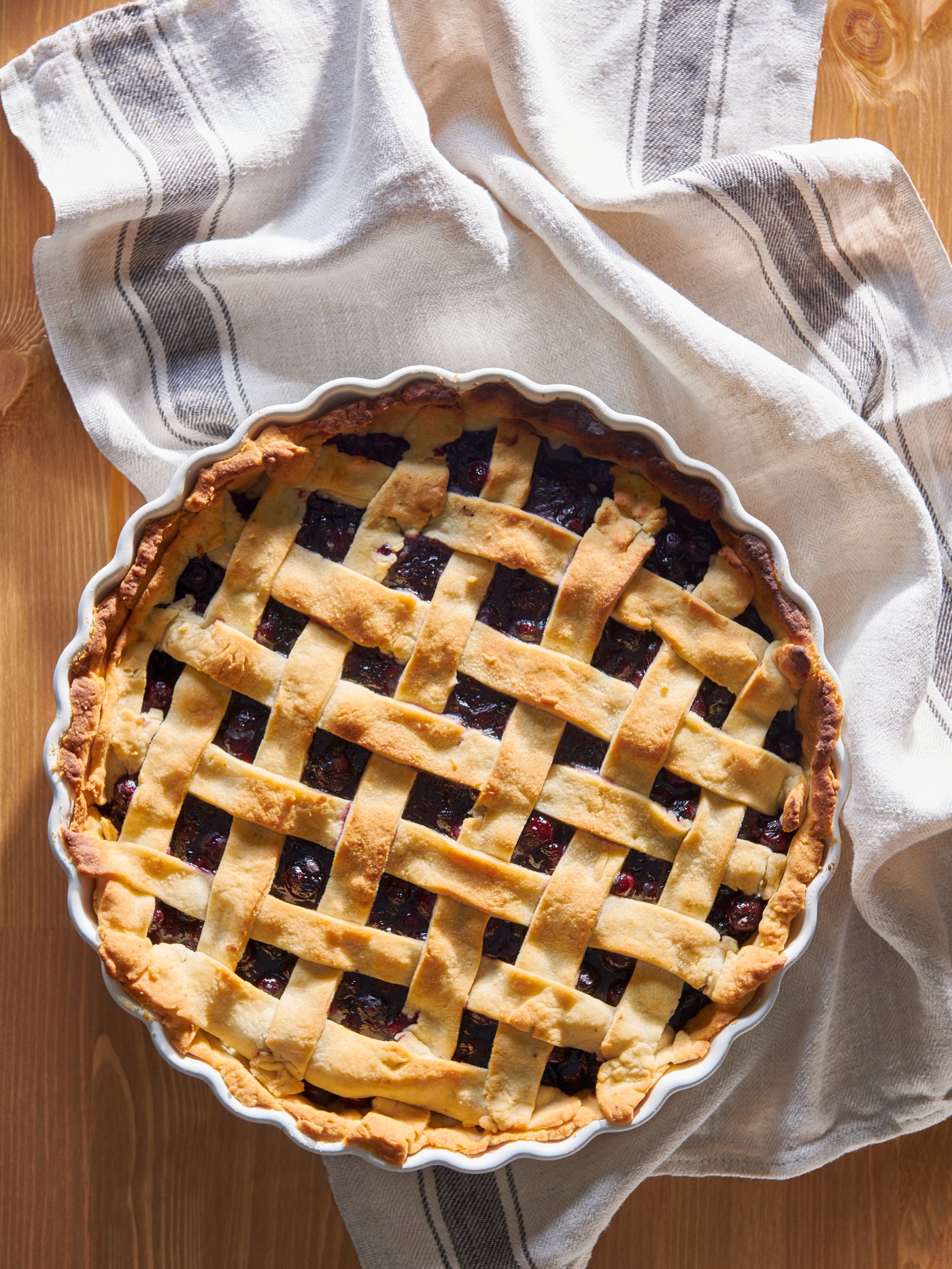 An off-white VARDAGEN pie dish in the kitchen