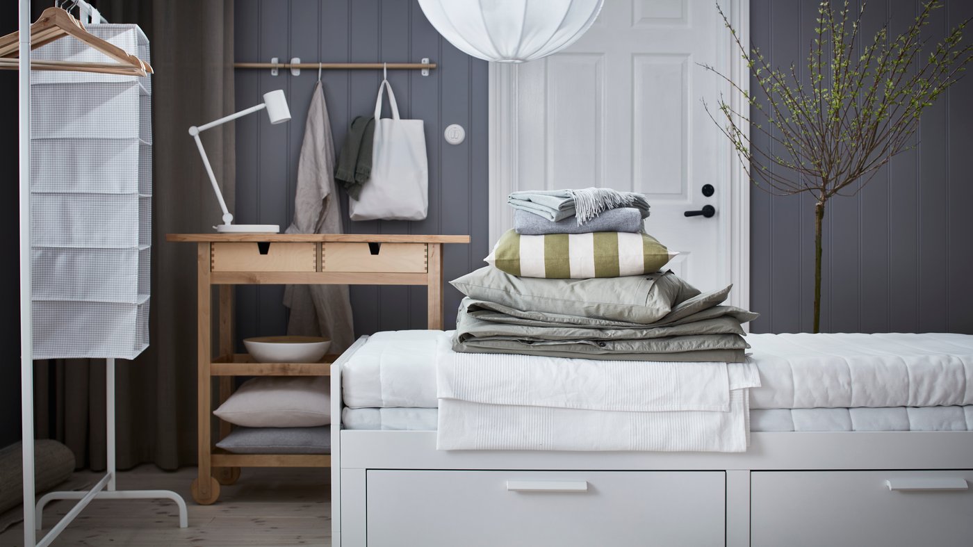A light green KRÅKRISMOTT duvet cover and pillowcase