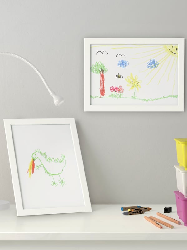 Marco de foto blanco FISKBO con dibujos infantiles dentro de ellos.