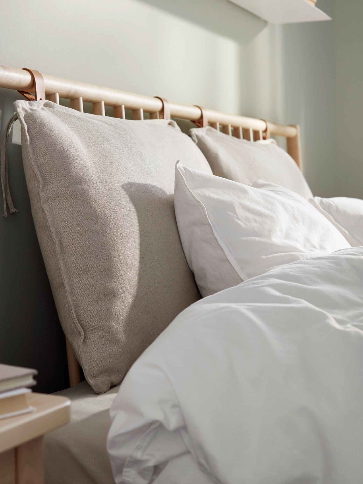 A white ÄNGSLILJA duvet cover and 2 pillowcases in the bedroom