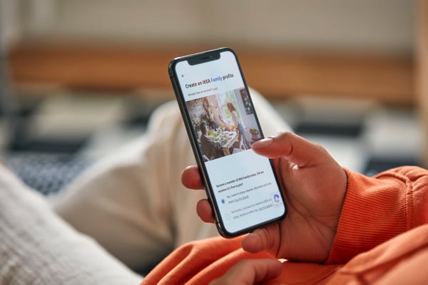 Une main tenant un appareil mobile.