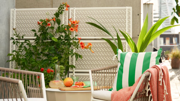 A green/white GULLBERGSÖ cushion cover, in/outdoor