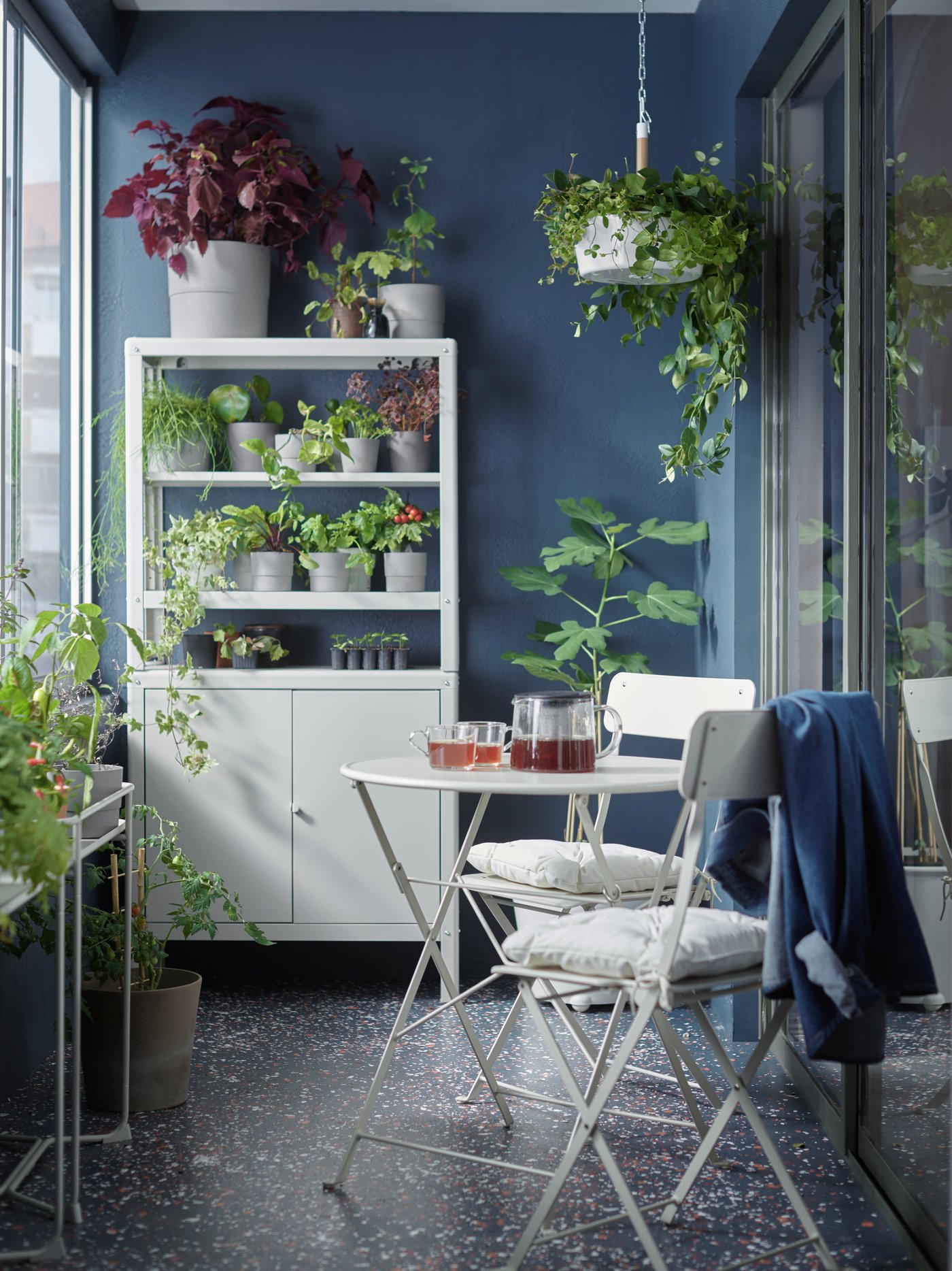 Ein grauer NYPON-Blumentopf für drinnen und draußen