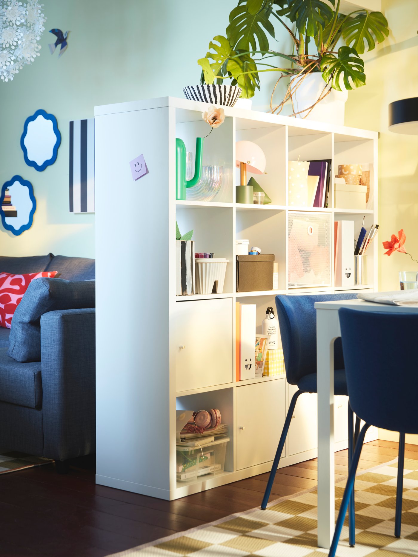 Ein weißes KALLAX Regal im Wohnzimmer