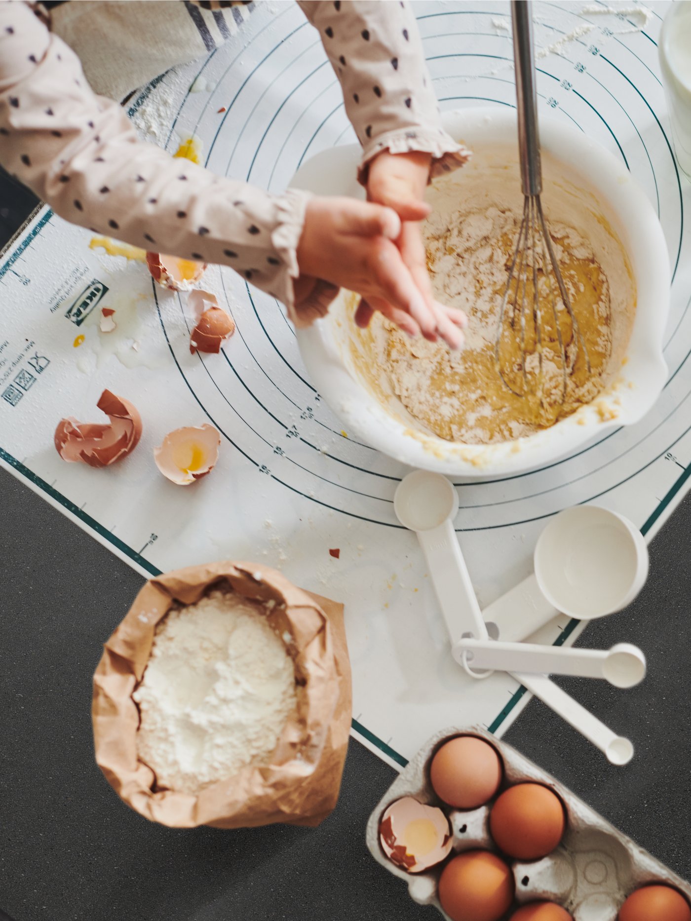 A white/turquoise BAKTRADITION baking mat in the kitchen
