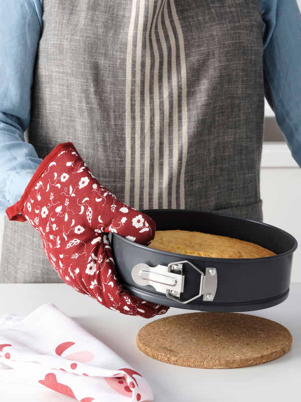 A patterned/red INAMARIA oven glove
