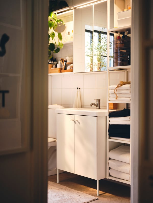 A bathroom with a white ENHET/TVÄLLEN wash-basin below an ENHET mirror cabinet with 2 doors.