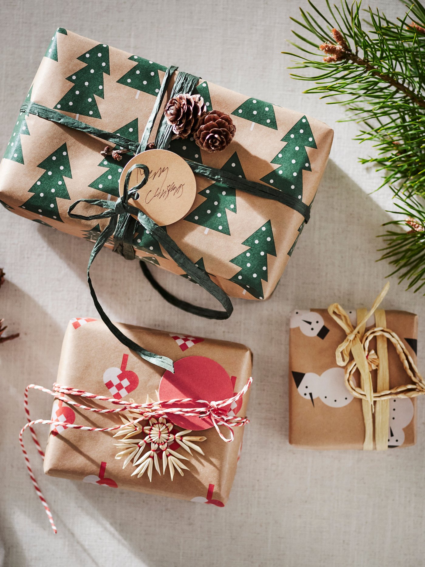 A mixed patterns/multicolour VINTERFINT gift wrap roll