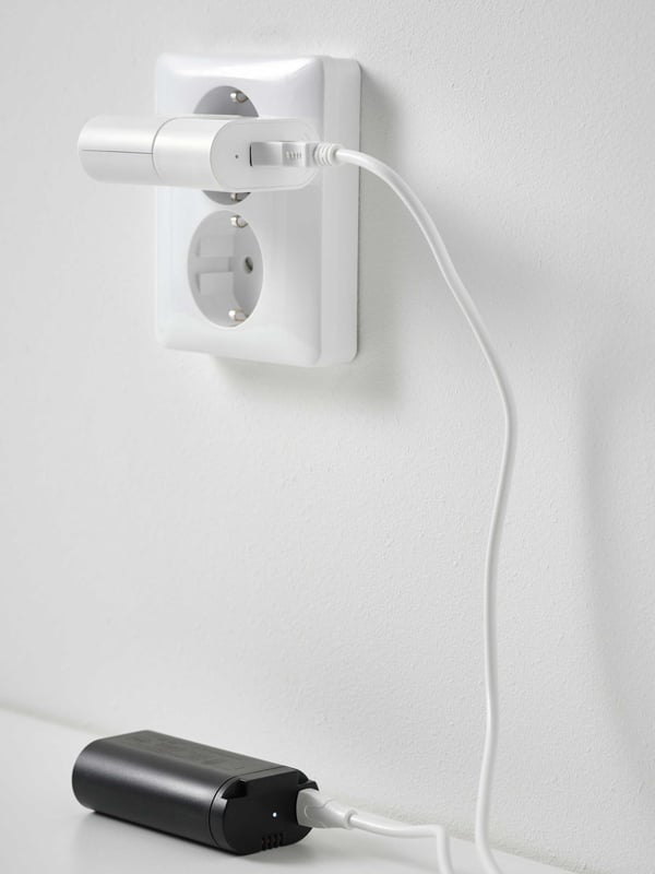 Opladning af batterier til smart rullegardin på et bord