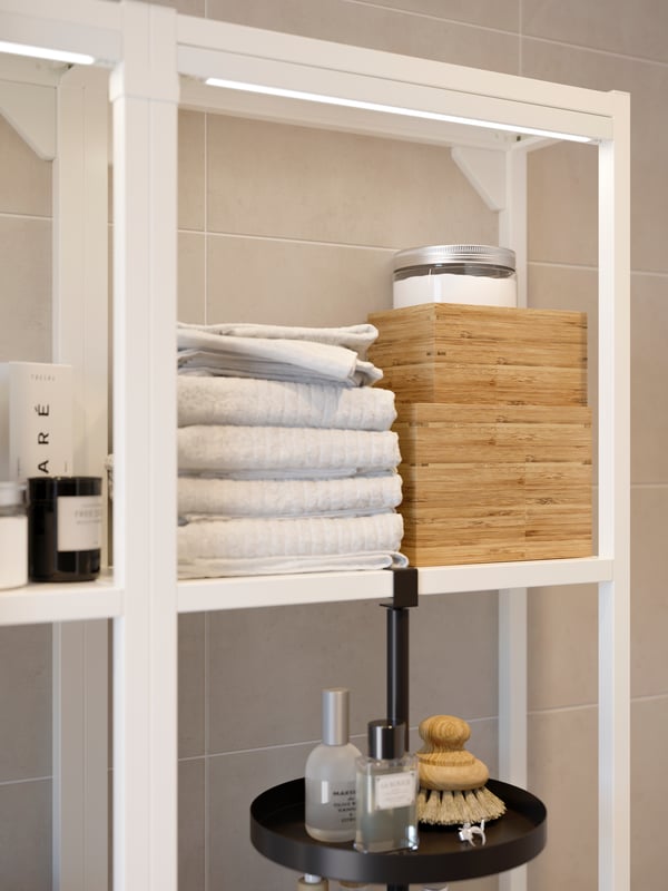 A white SALVIKEN bath sheet in the bathroom