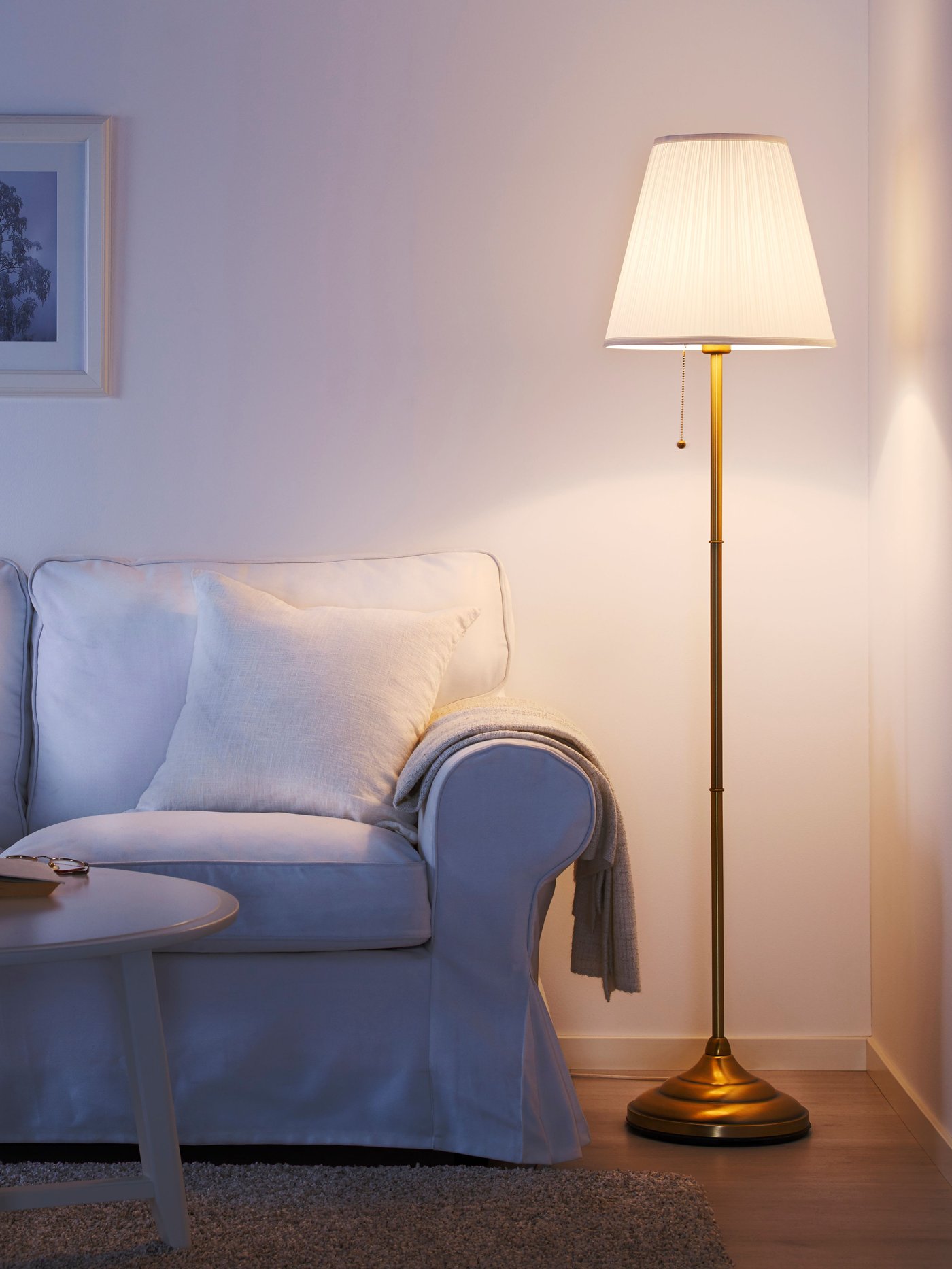 Bela ÅRSTID podna lampa u dnevnoj sobi.