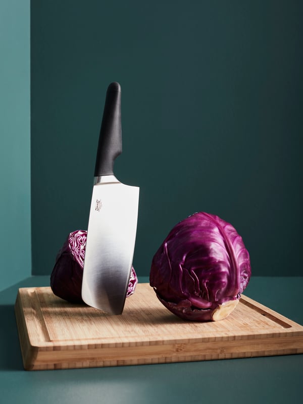 An APTITLIG chopping board with a VÖRDA chinese chopper.