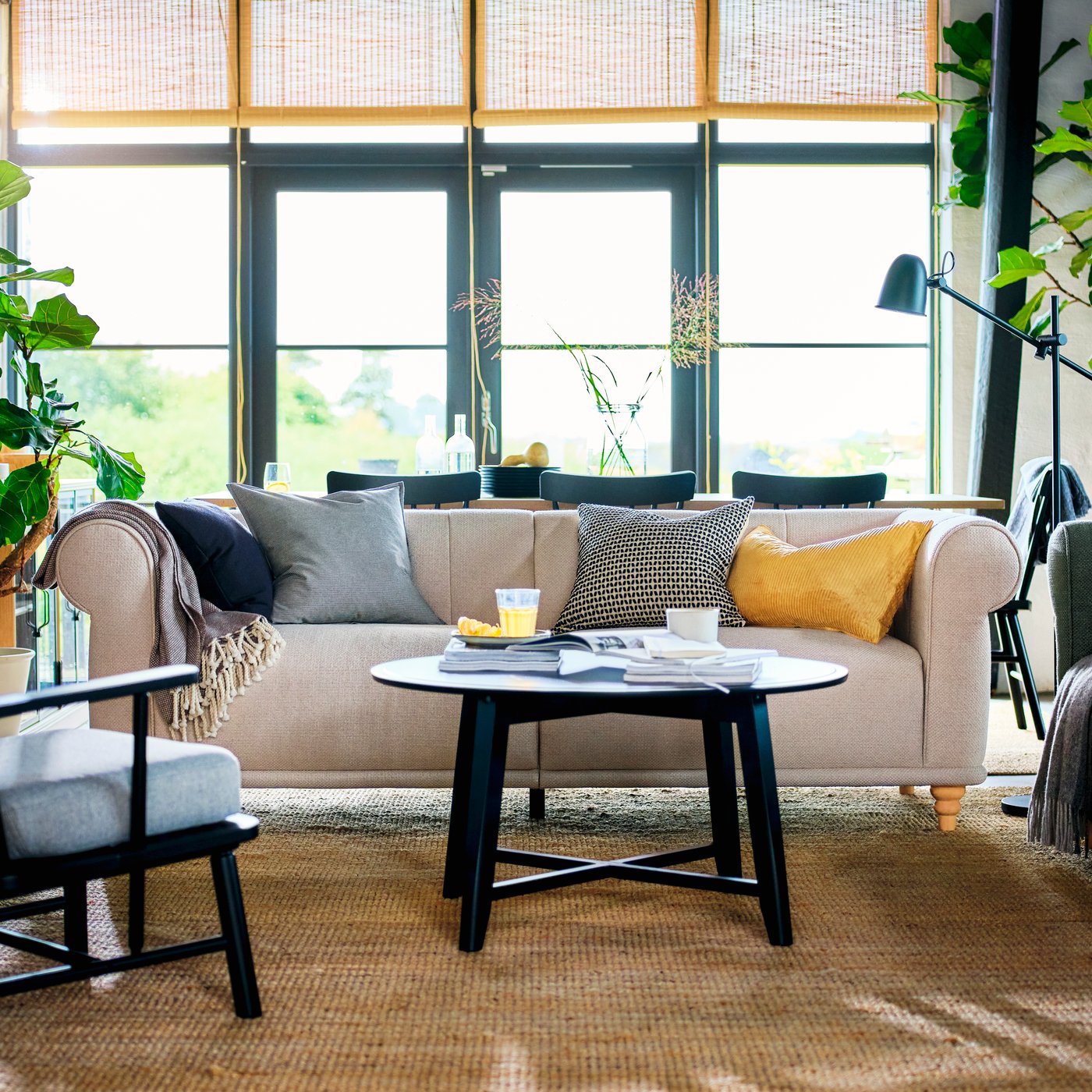 A natural LOHALS rug, flatwoven in the living room