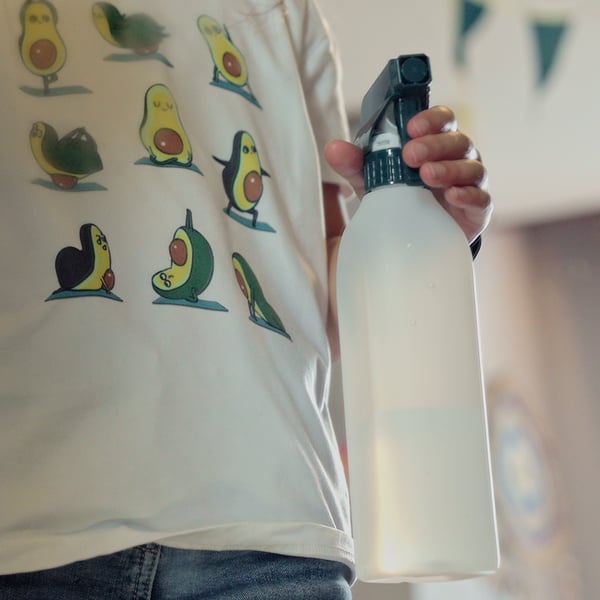 Devojčica nosi PEPPRIG bočicu s pumpicom.