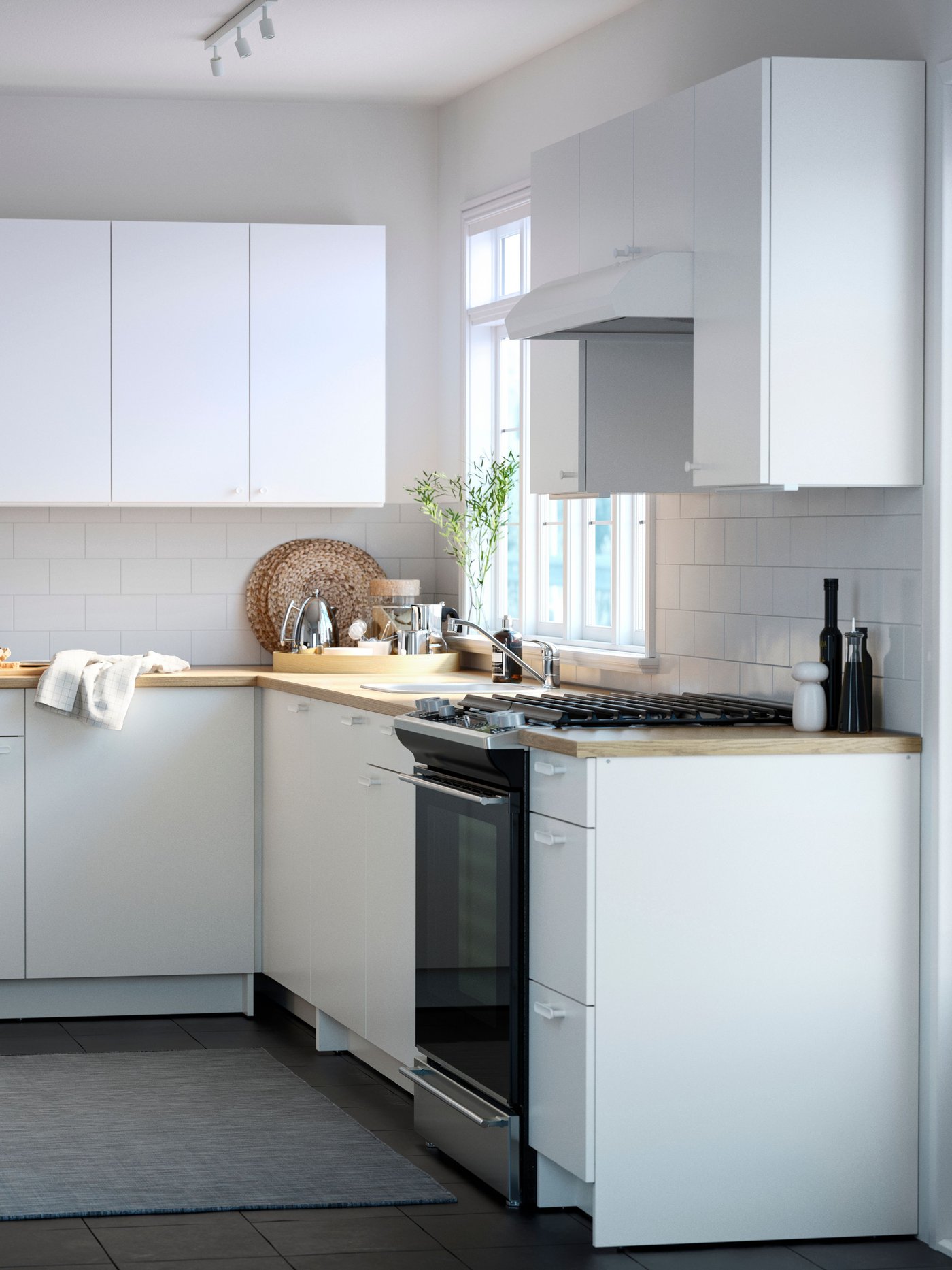 Un mueble bajo KNOXHULT blanco con cajones para la cocina.