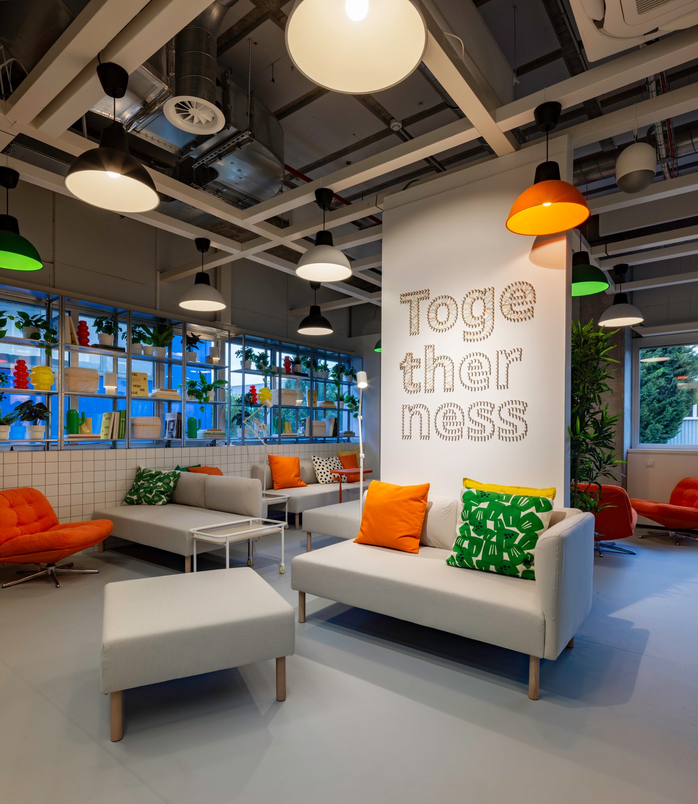 Un espace salon coloré. Avec nos assises IKEA, des coussins joyeux et des luminaires ludiques. Crée un lieu chaleureux pour se retrouver où l'esprit IKEA prend vie, immédiatement.