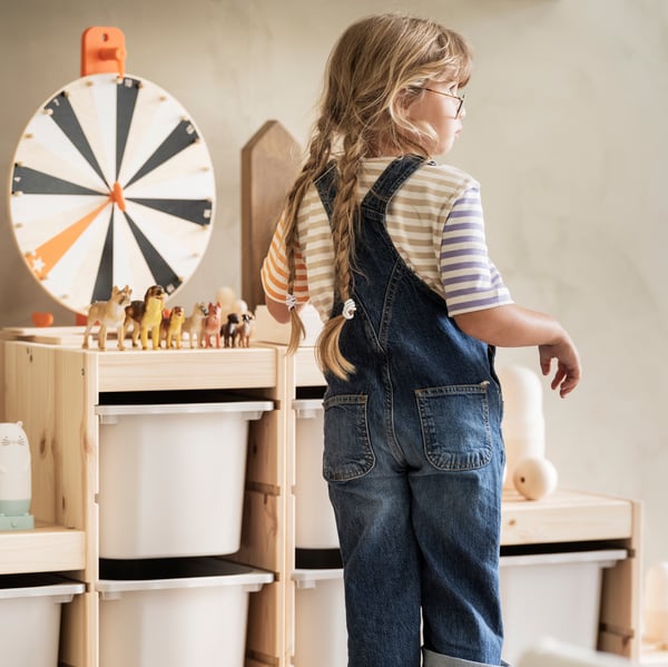 A LUSTIGT spinning wheel-game in the childrens room