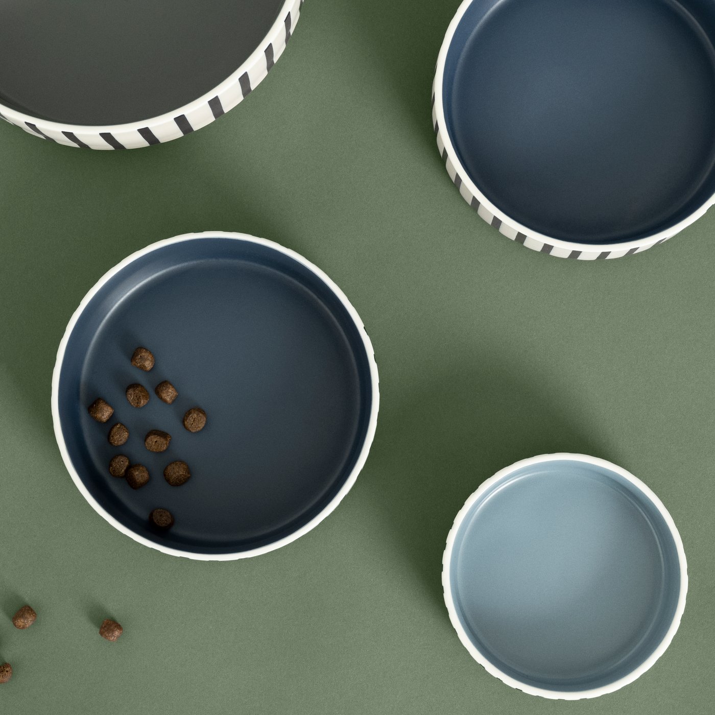 A stripe pattern black-blue/grey-blue UTSÅDD pet bowl in the NA