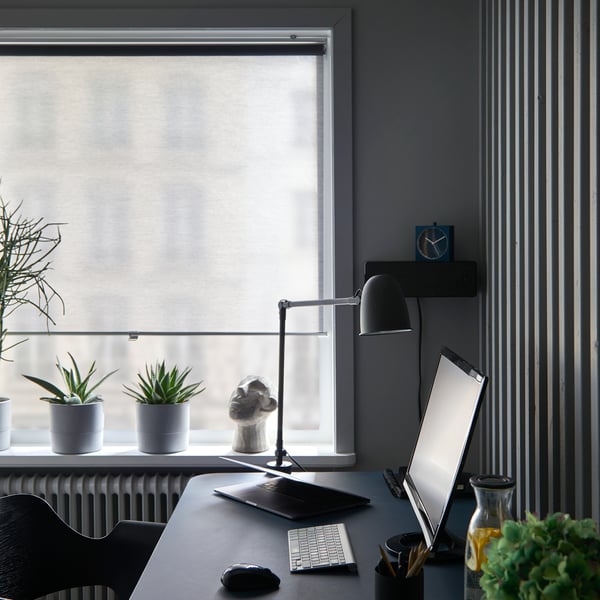 An in/outdoor grey NYPON plant pot in the home office