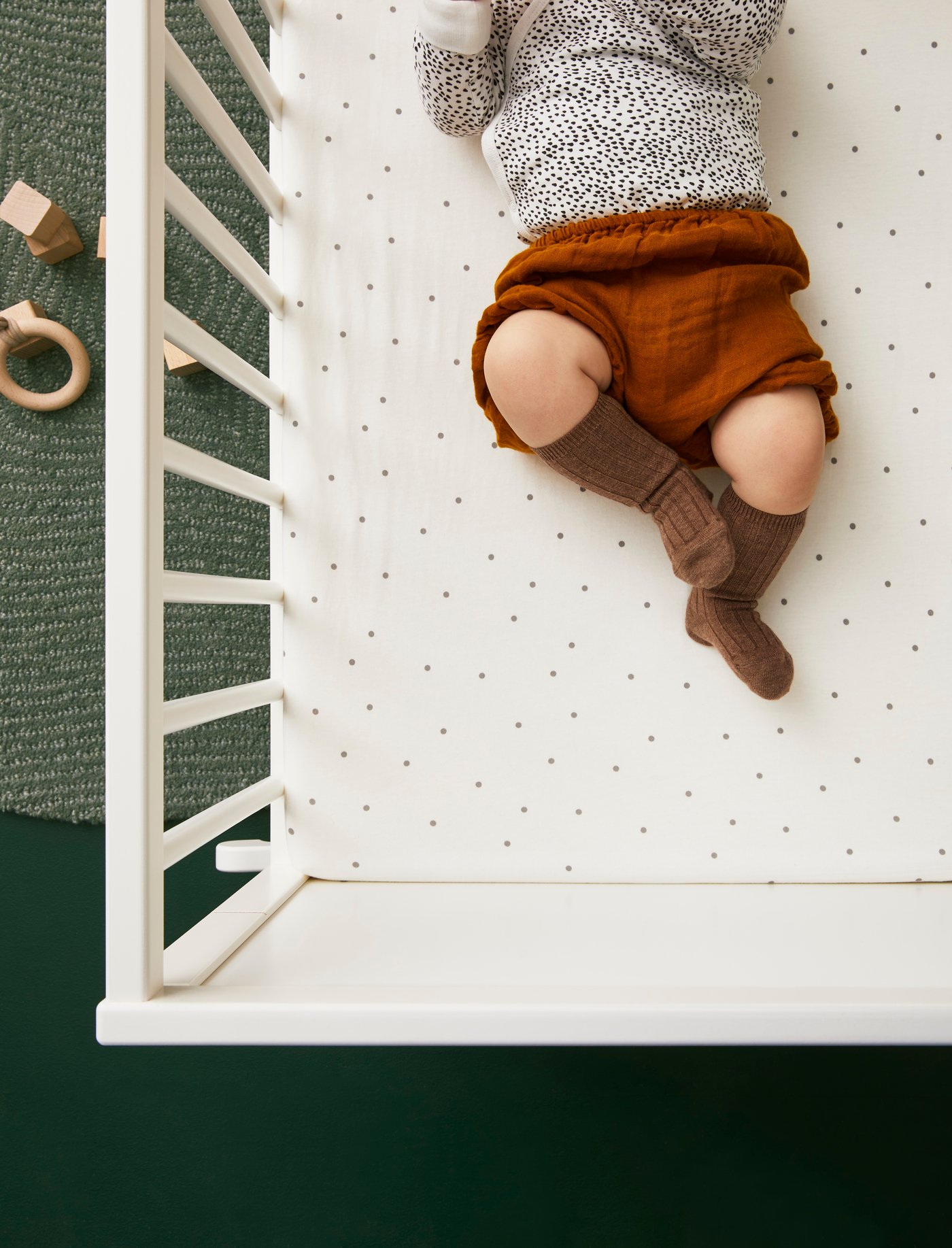 Drap housse pointillé/lune LENAST pour lit bébé dans la chambre d'enfant