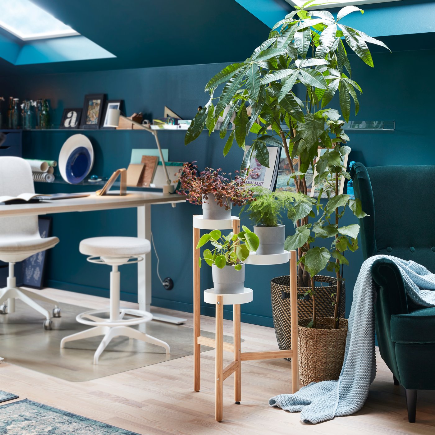 Un cache-pot RÅGKORN gris foncé et beige d’intérieur/extérieur dans un bureau à domicile