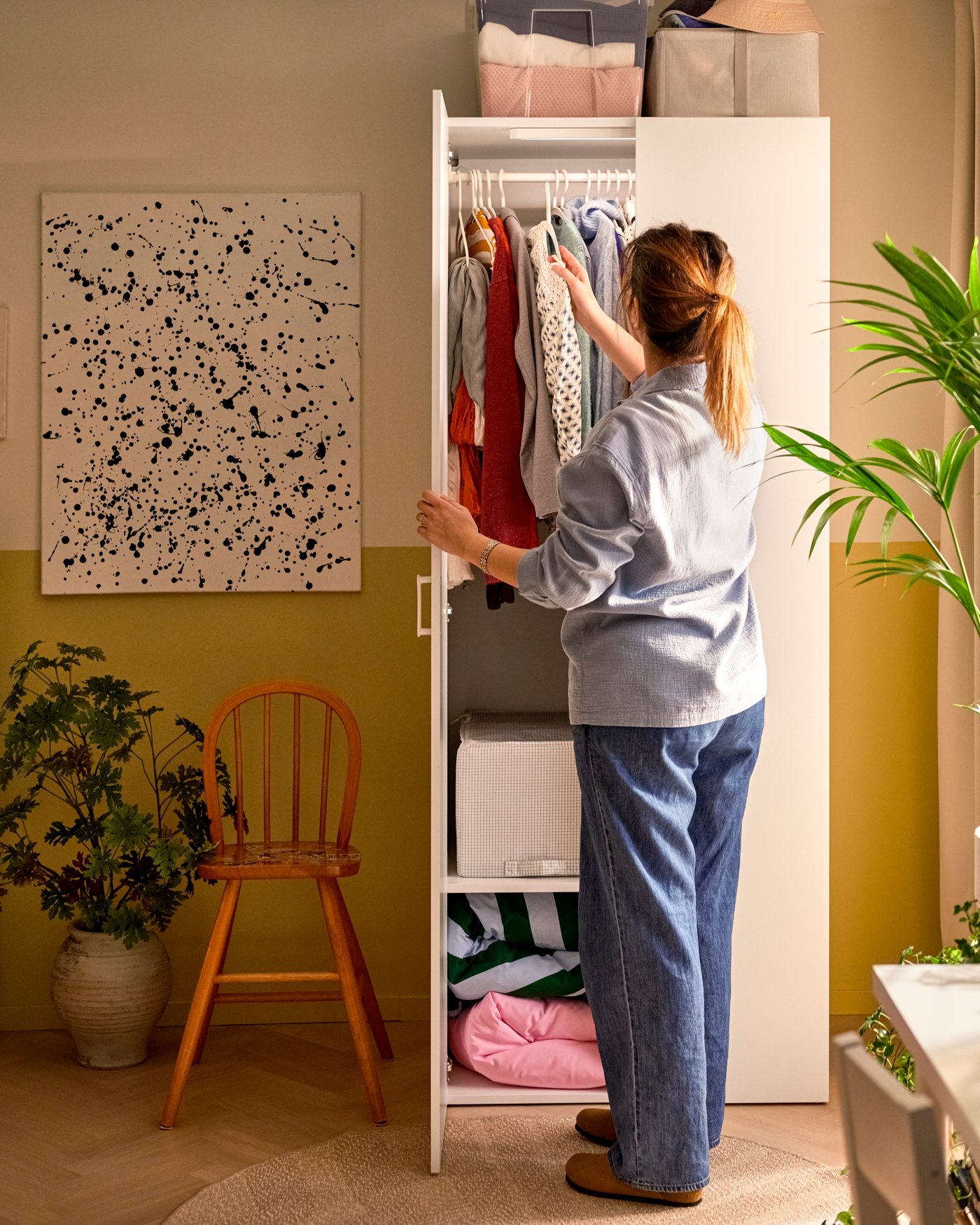 LASTARE Kleiderschrank mit offenen Fächern und Kleiderstange im Wohnraum.