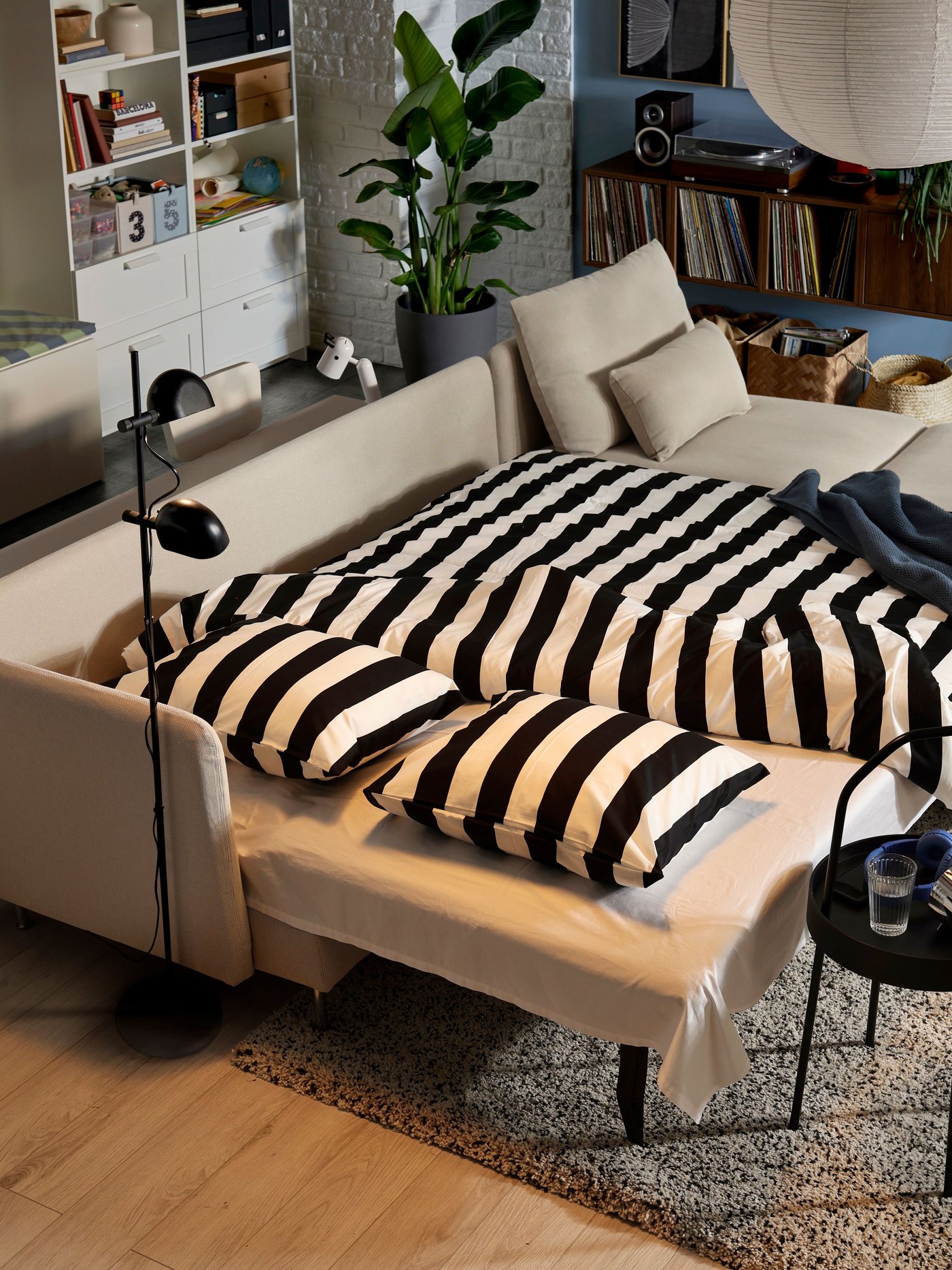 Ein SÖDERHAMN 4er-Bettsofa mit Récamiere mit offenem Ende und Bezug „Fridtuna“ in Hellbeige