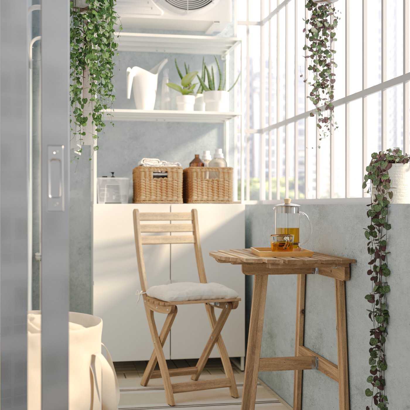 Ljust, minimalistiskt inrett utrymme med trästol och litet träbord med tekanna och glas, omgiven av gröna hängväxter och hyllor med korgar och krukväxter.