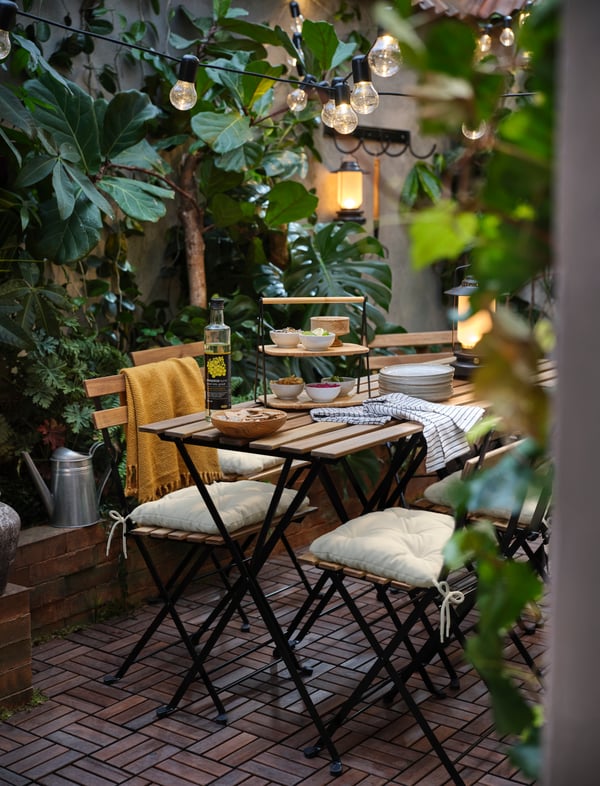 A beige KUDDARNA chair cushion, outdoor outside