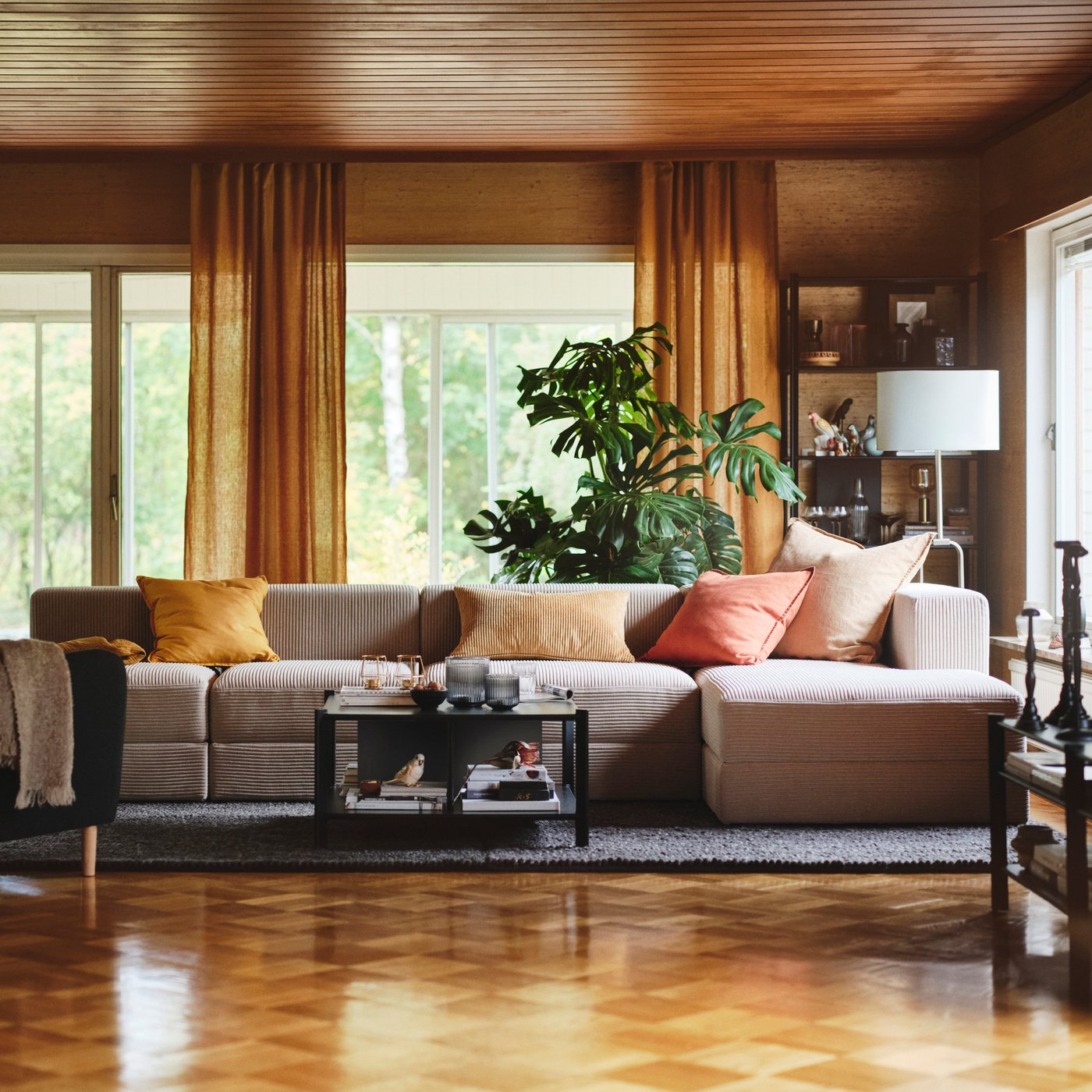 A right/Samsala grey-beige JÄTTEBO 4,5-seat mod sofa w chaise longue in the living room