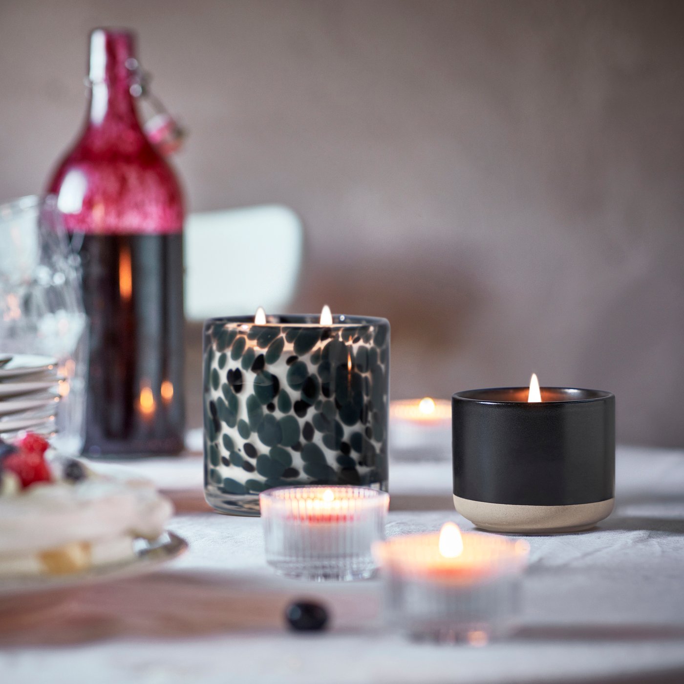 A Berries/black STÖRTSKÖN scented candle in ceramic jar