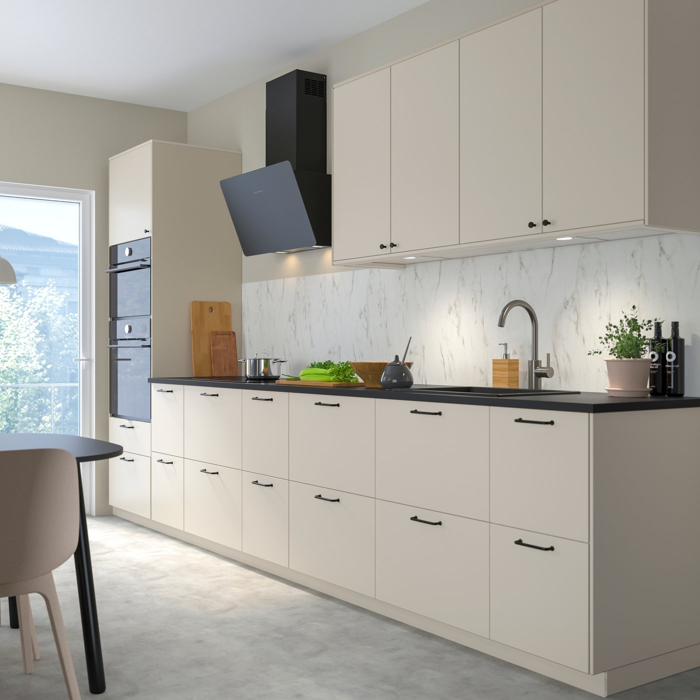 Et beige HAVSTORP køkken fra IKEA ses fra siden af.