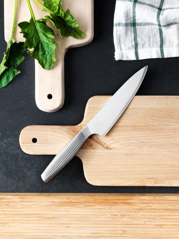 APROPPMÄTT beech chopping board placed on a black table.