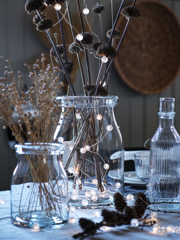 Vase BEGÄRLIG sur une table décorée pour l'hiver