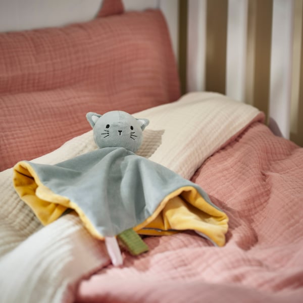 A blue yellow/cat GULDVÄVARE comfort blanket with soft toy
