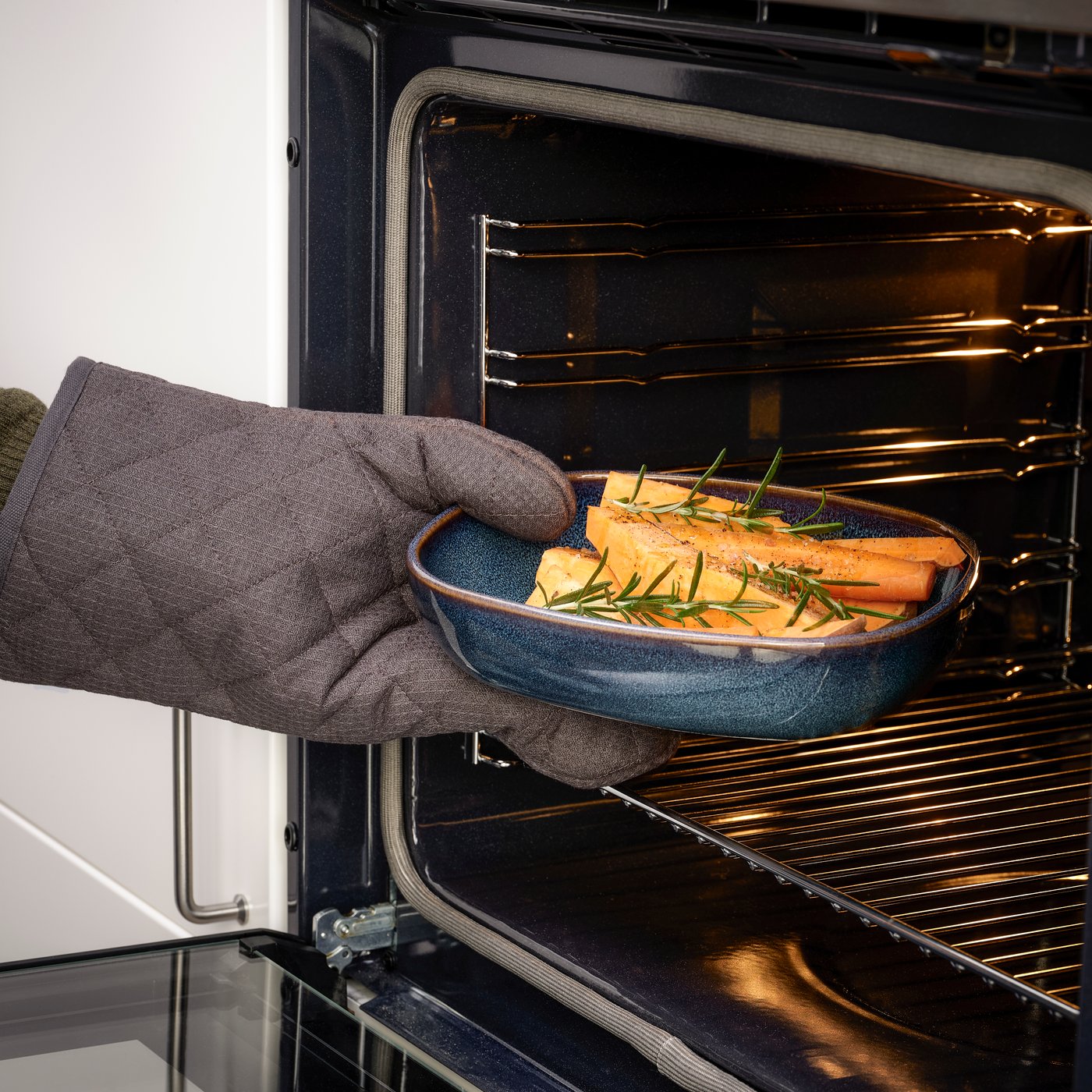 A blue GLADELIG oven dish in the kitchen