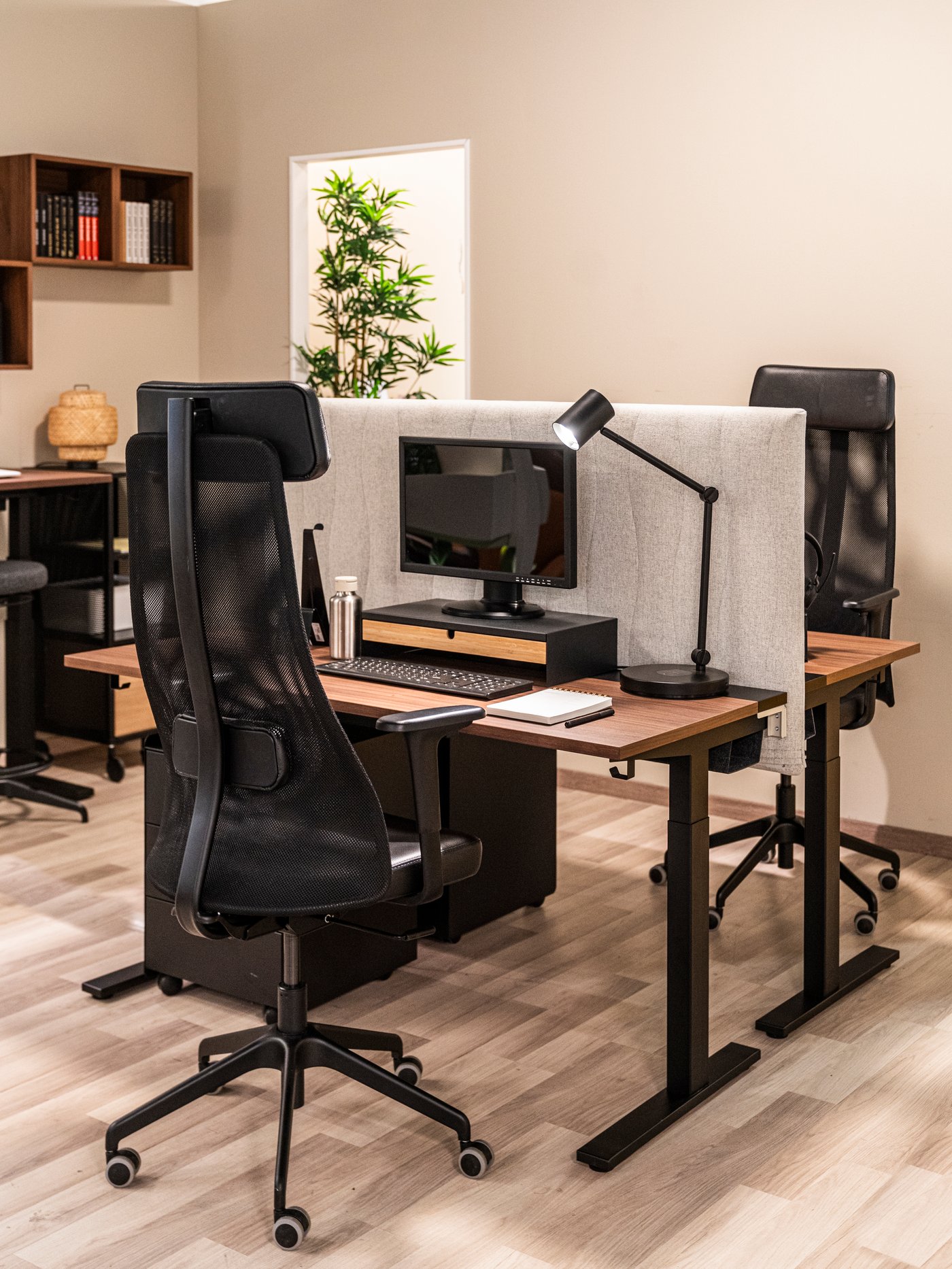 A Gunnared beige MITTZON acoustic screen for desk
