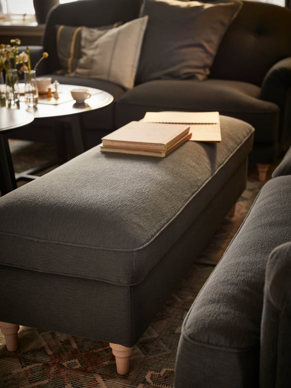 Un banc ESSEBODA avec rangement en Knäbäck anthracite/bouleau et un canapé trois places ESSEBODA en Knäbäck anthracite/bouleau.