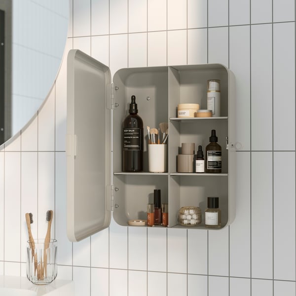 Ein grau-beiger HUSBYÅN-Wandschrank im Badezimmer