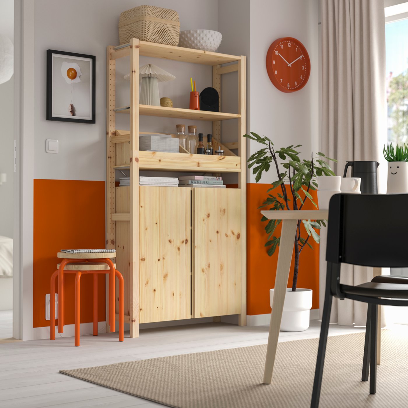 Ein IVAR Regal aus Kiefer mit Boxeneinsatz im Esszimmer.