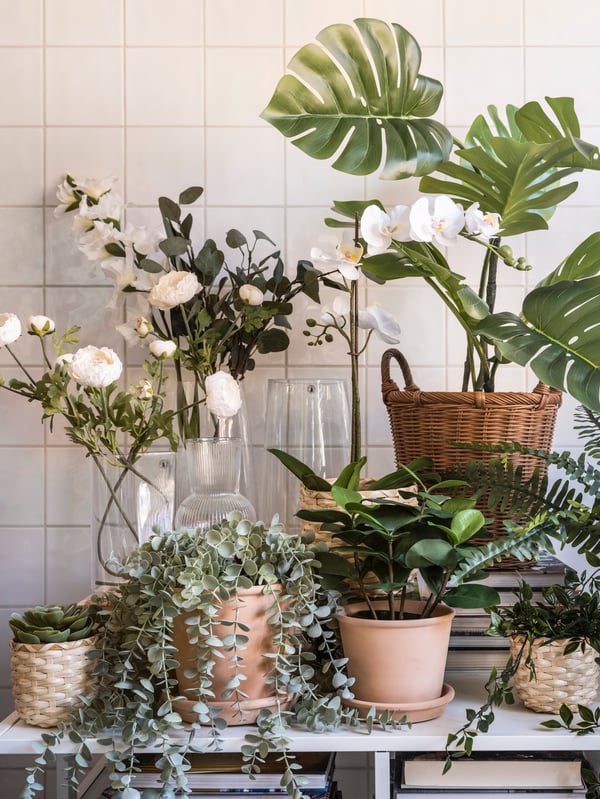 Varias plantas artificiales FEJKA en maceteros de distintos tamaños.
