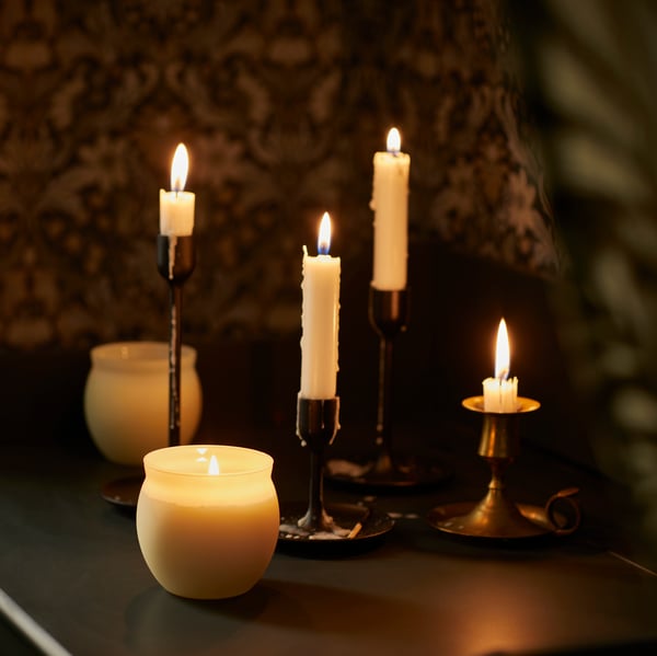 Set držača za sveću i upaljene JUBLA sveće na vrhu elementa.