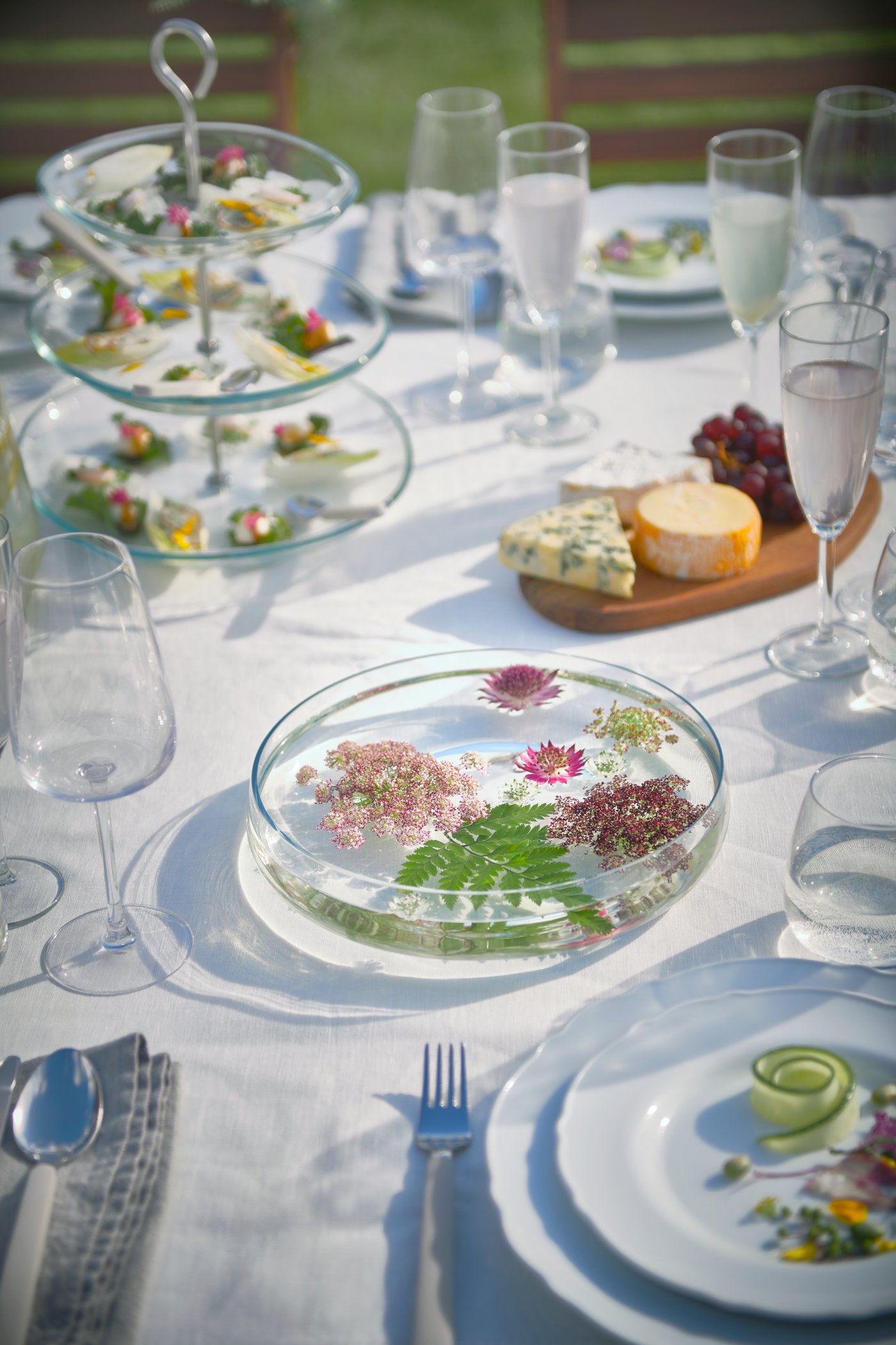 A clear glass BERÄKNA bowl in the dining room