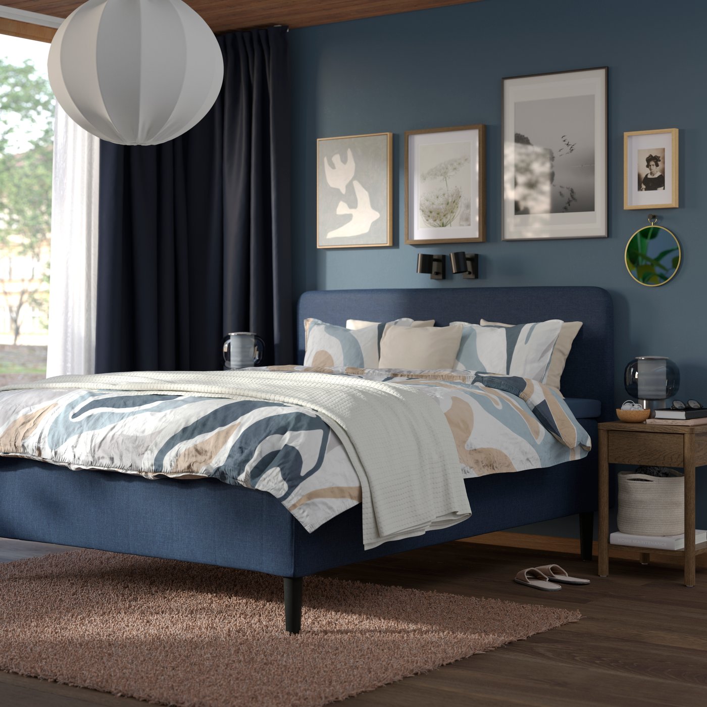 A RISHÖJDEN pocket spring mattress base, 7 zones, with MYGGLASVINGE bed linen stands in a bedroom on a VOLLERSLEV rug.