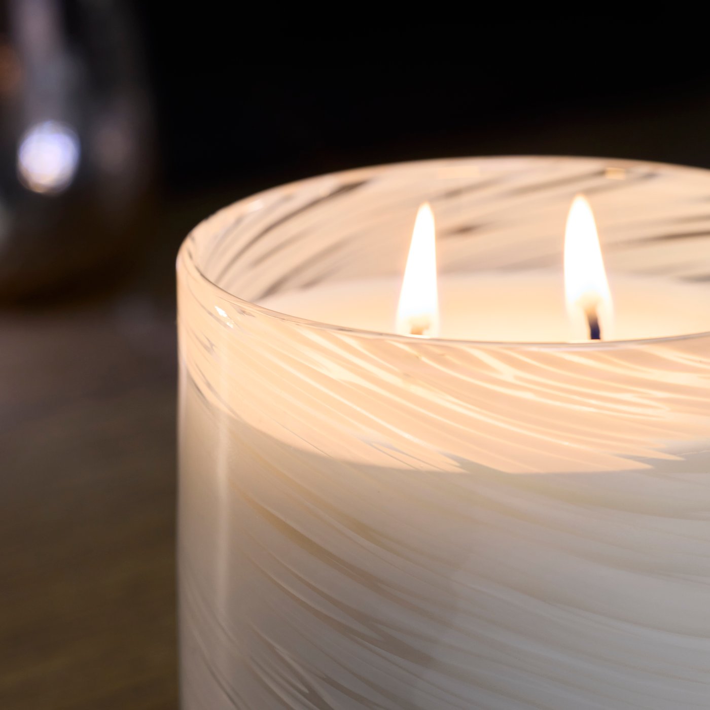 Een Vanille/swirls witte KRONSÅNGARE geurkaars in glas, 2 lonten