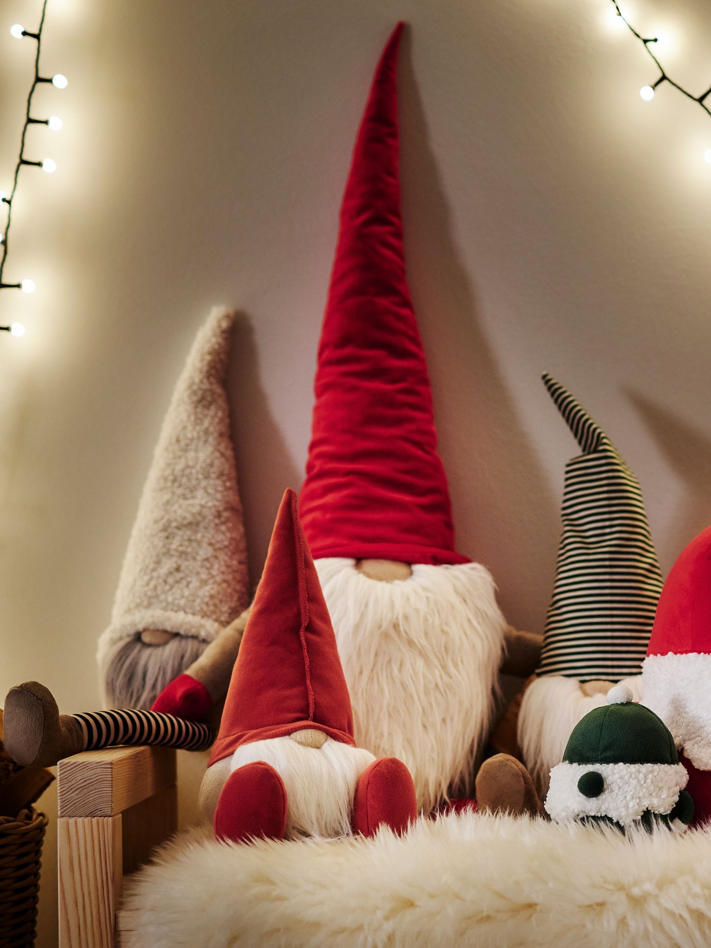 Una decoración de Papá Noel sentado con rayas verdes VINTERFINT en la sala de estar.